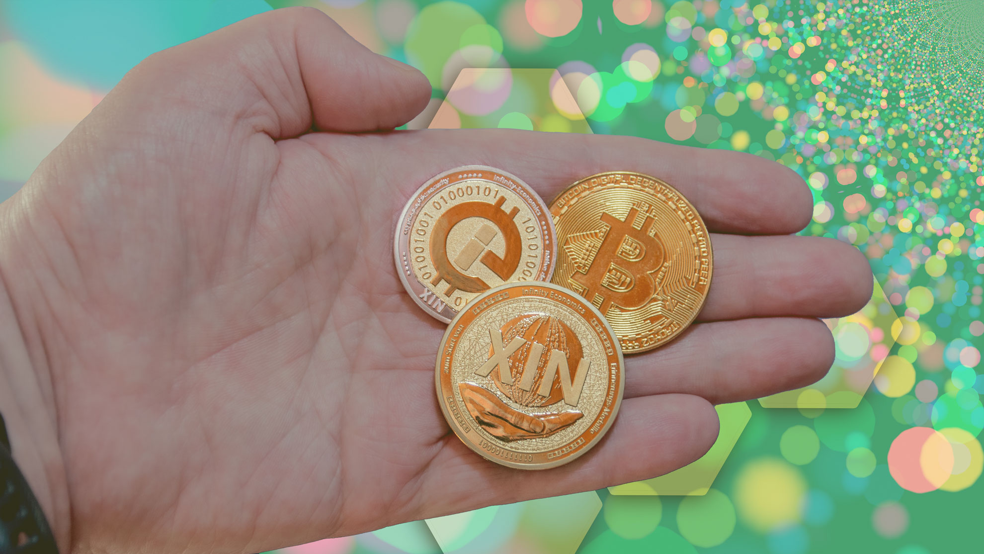 XIN-Münze und Bitcoin-Münze in einer Hand